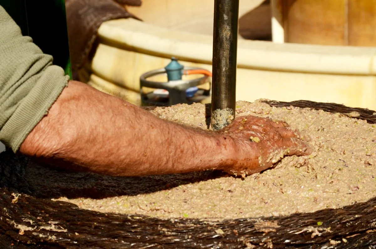 Traditionelle Olivenölherstellung - Handwerkliche Arbeit